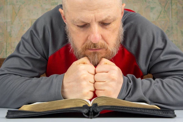 Hombre Barbudo Feliz Estudia Biblia Religión Cristianismo —  Fotos de Stock