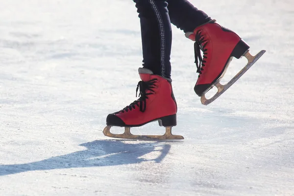 Pés Nos Patins Uma Pessoa Rolando Pista Gelo — Fotografia de Stock