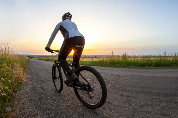 Radfahrer Rast Auf Der Straße Den Sonnenuntergang Sport Und Hobbys — Stockfoto
