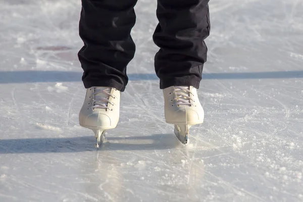 Buz Pateni Pistinde Kayan Bir Adamın Bacakları Hobiler Boş Vakitler — Stok fotoğraf