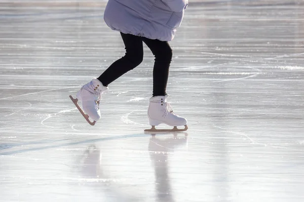 Meisje Schaatsen Een Ijsbaan Hobby Vrije Tijd Wintersport — Stockfoto