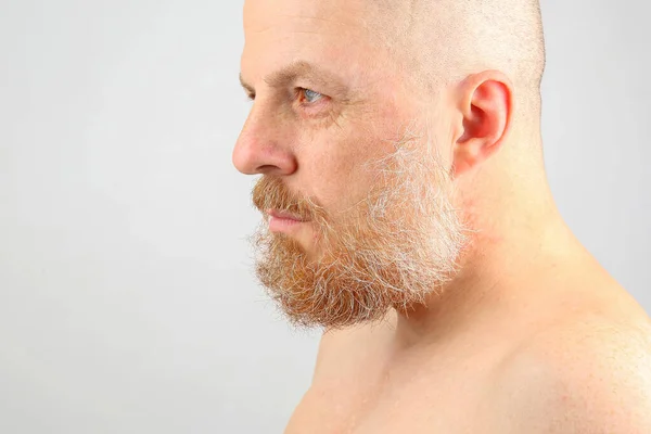 Портрет Счастливого Бородатого Мягком Освещении — стоковое фото