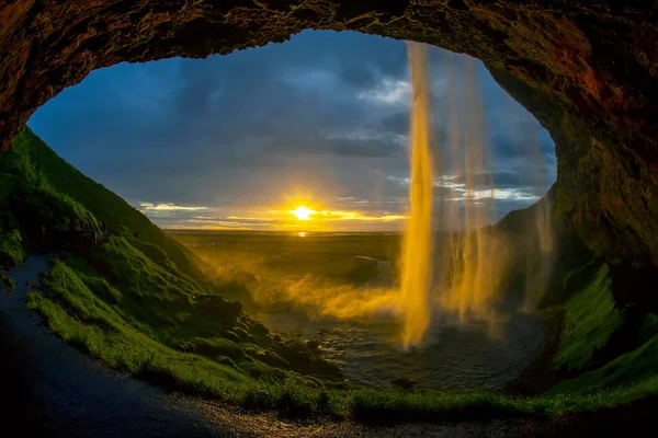 Cascada Seljalandsfoss Contra Telón Fondo Una Puesta Sol Brillante Islandés — Foto de Stock