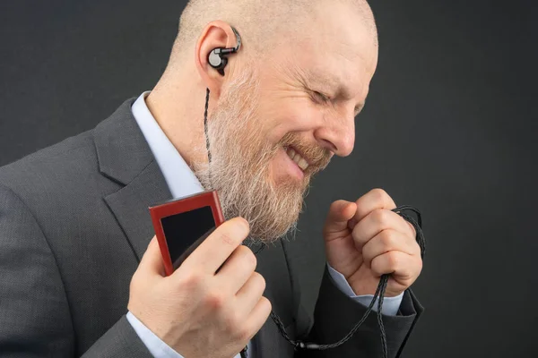 Vousatý Obchodník Rád Poslouchá Svou Oblíbenou Hudbu Doma Audio Přehrávačem — Stock fotografie