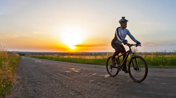 Radfahrer Rast Auf Der Straße Den Sonnenuntergang Sport Und Hobbys — Stockfoto