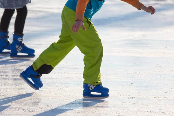 Ludzie Jeżdżą Łyżwach Lodowisku Hobby Wypoczynek Sporty Zimowe — Zdjęcie stockowe