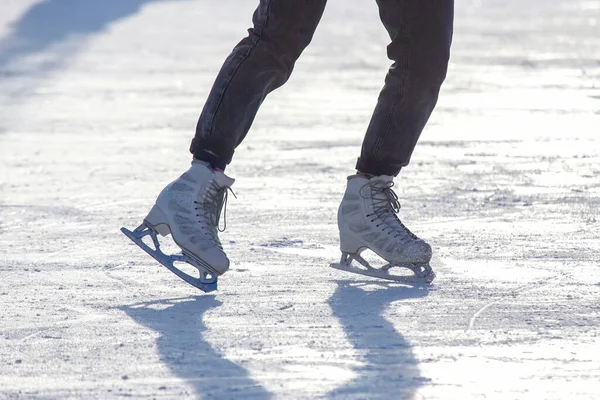 Piernas Una Chica Patinando Sobre Hielo Una Pista Hielo Pasatiempos — Foto de Stock