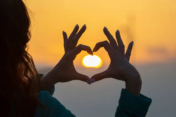 Ragazza Mostra Mani Segno Del Cuore Contro Sole Che Tramonta — Foto Stock