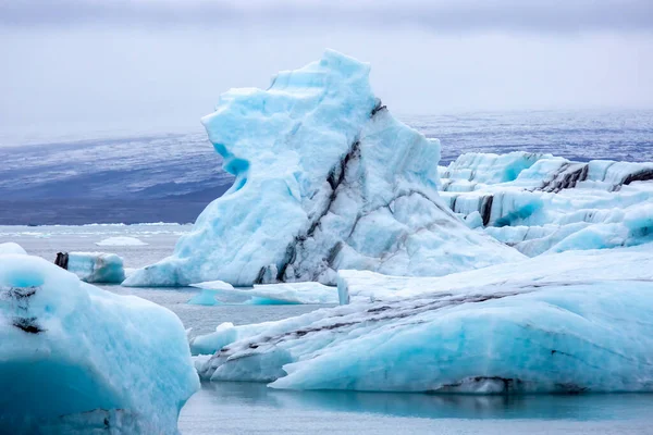 アイスランドの氷河ラグーンの岸にある青い氷 — ストック写真
