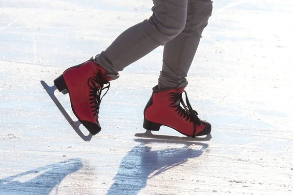 Mädchen Schlittschuhlaufen Auf Einer Eisbahn Hobbys Und Freizeit Wintersport — Stockfoto