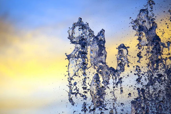 Figura Abstracta Una Fuente Agua Sobre Fondo Borroso — Foto de Stock