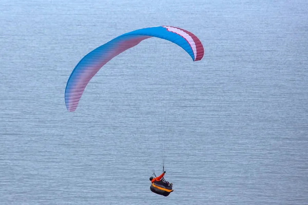 Paraglidista Letící Nad Mořem — Stock fotografie