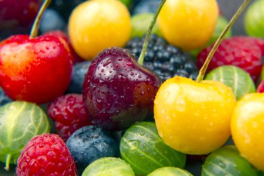 Bir sürü taze çilek. Sağlıklı meyve vitamini. sağlıklı sebze kahvaltısı