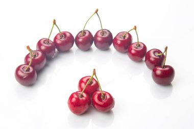 Beyaz arka planda sulu kiraz çileği. Meyve ve vitamin. Kahvaltıda sağlıklı yemek. Bitkilerin meyveleri. meyve tatlısı