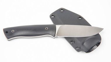 Beyaz arka planda plastik bir kutuda kamp yapmak ve avlanmak için bıçak. Kesici alet. izole nesne