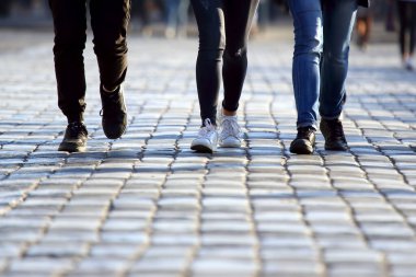 İnsanlar yaya geçidinden karşıya geçiyorlar.