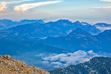 Akdeniz 'in Akdeniz kıyısındaki dağlık bölgede hava karardı.