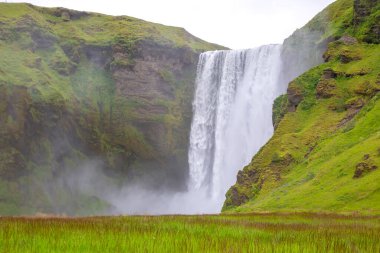 İzlanda 'daki Skogafoss şelalesi.