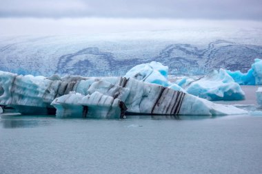 İzlanda 'daki buz gölünün kıyısında mavi buz.