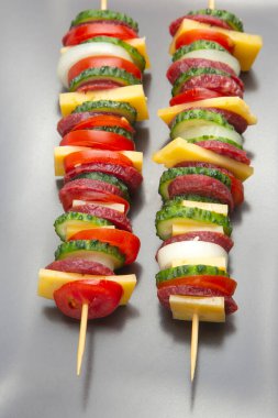 Bir parça sosis, salam, peynir, salatalık ve domates. Fast food. Pizza için malzemeler. kalori ve diyet