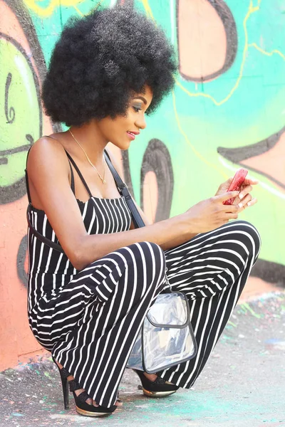 Vacker Afrikansk Flicka Tar Bilder Sig Själv Med Mobiltelefon — Stockfoto