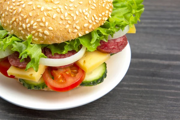 Hambúrguer Com Legumes Salsicha Fast Food Pequeno Almoço Calorias Dieta — Fotografia de Stock