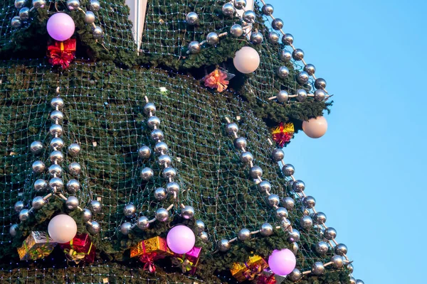 青空を背景にクリスマスツリーを飾りました 大きな屋外クリスマスツリーの閉鎖の一部 — ストック写真