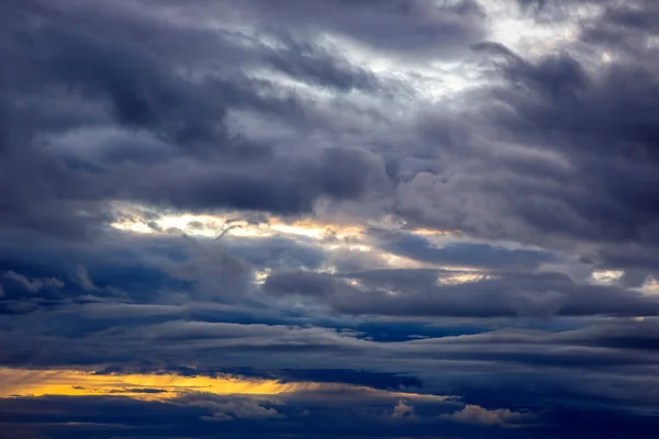 Нереалистичный Красочный Закат Пышных Облаках Исландии — стоковое фото