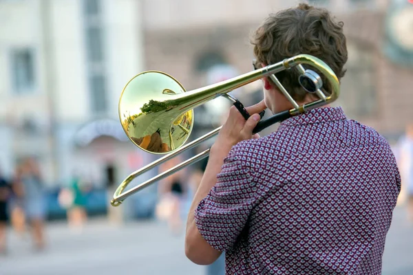 Utca Tükröződése Hangszerszóló Trombitában Férfi Zenész Harsonán Játszik Zene Kreativitás — Stock Fotó