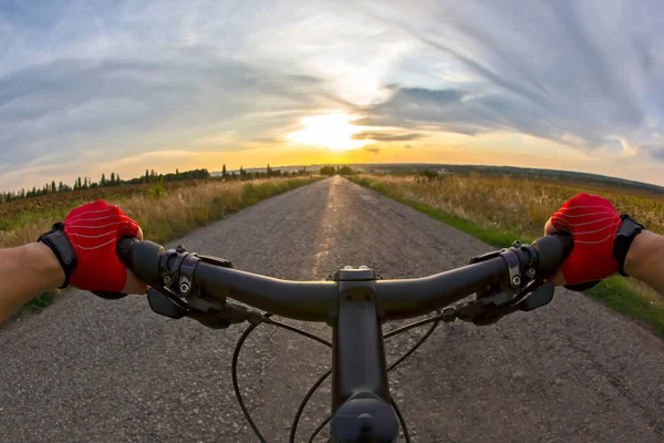 Der Radfahrer Radelt Auf Der Straße Richtung Sonnigen Sonnenuntergangshimmel Sport — Stockfoto