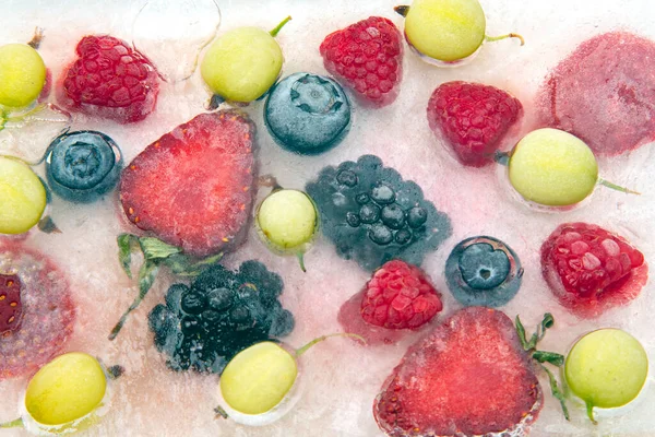 Diferentes Bayas Jugosas Congeladas Hielo Vitaminas Útiles Alimentos Saludables — Foto de Stock