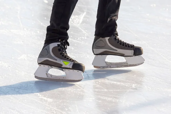 Beine Eines Schlittschuhläufers Beim Schlittschuhlaufen Auf Der Eisbahn Wintersport Hobbys — Stockfoto