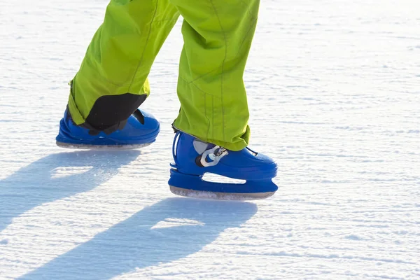 Buz Pateni Pistinde Buz Pateni Yapan Bir Kayakçının Bacakları Kış — Stok fotoğraf