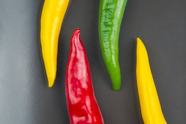 Gri arka planda renkli acı biber. Biber. Sebze vitamin yiyeceği..