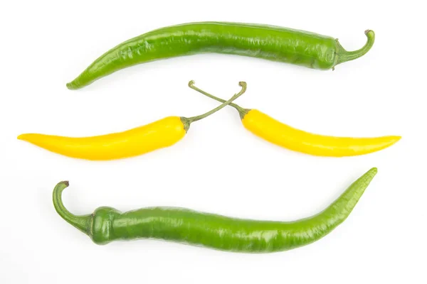 Gekleurde Hete Chili Een Witte Achtergrond Peper Plantaardig Vitaminevoedsel — Stockfoto