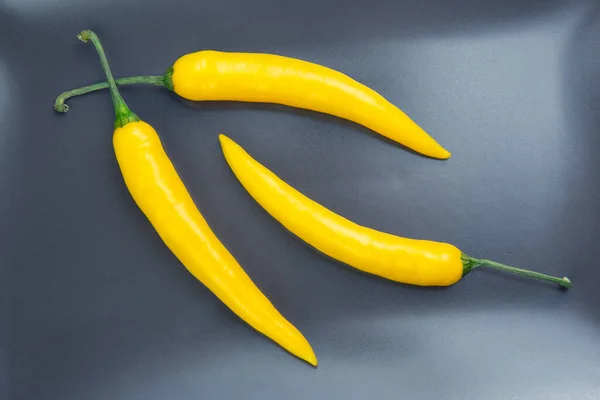 Gele Hete Chili Een Grijze Achtergrond Peper Plantaardig Vitaminevoedsel — Stockfoto