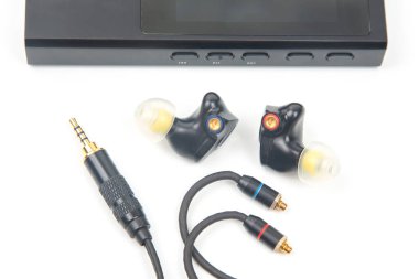 Hi-Fi müzik çalar için kulaklık. Müzik severler ve müzik severler için ses ve modern ekipman
