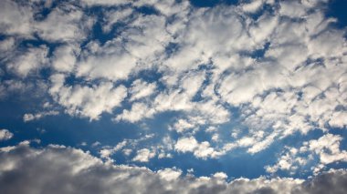 Gökyüzündeki bulutların anlamlı kontrastı