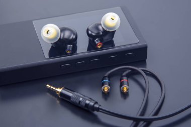 Hi-Fi müzik çalar için kulaklık. Müzik severler ve müzik severler için ses ve modern ekipman