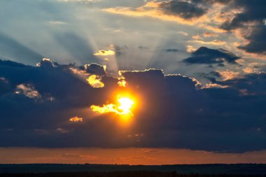 Gökyüzündeki bulutların anlamlı kontrastı. Parlak bulutlu gün batımı