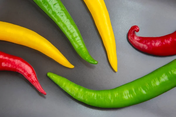 Žluté Červené Zelené Horké Chilli Šedém Pozadí Pepř Zeleninové Vitamínové — Stock fotografie
