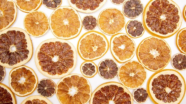 白底柑橘类水果干片 — 图库照片