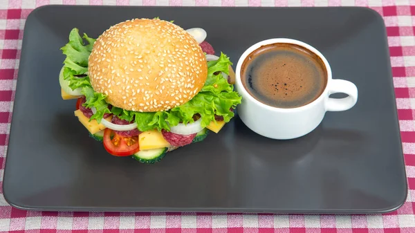 Hamburger Med Grøntsager Pølse Kaffe Grå Baggrund Fast Food Morgenmad - Stock-foto