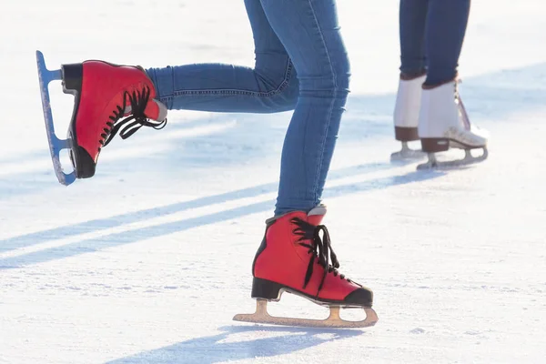 Schlittschuhlaufen Auf Einer Eisbahn Hobbys Und Freizeit Wintersport — Stockfoto