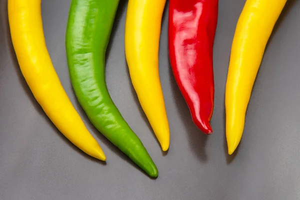 Peperoncino Caldo Giallo Rosso Verde Piatto Pepe Alimenti Base Vitamine — Foto Stock