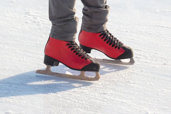 Füße Roten Schlittschuhen Auf Einer Eisbahn Hobbys Und Freizeit Wintersport — Stockfoto