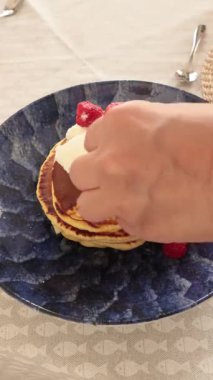 Anonim, güzel mavi porselen tabakta dondurmalı kreplere böğürtlen koyar. Kalori, kahvaltı ve sağlıklı beslenme. Yüksek kalite 4k görüntü