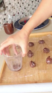 Anonymous çikolatalı kremadan tatlı hazırlıyor. Mutfak ve evde yemek yapmak. Yemek ve beslenme. Yüksek kalite 4k görüntü