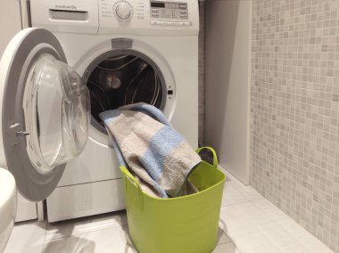 Evde çamaşırhane var. Çamaşır makinesi ve çamaşır dolabı. Temizlik ve yaşam tarzı. Faaliyetler, ev temizliği. Yüksek kalite fotoğraf