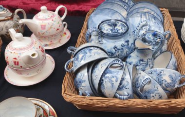 Chiaveri, İtalya - 13 Eylül 2025. Avrupa, İtalya 'da bit pazarı. Eski antika eşyalar. Tabaklar şehirde masada. Tasarım için geriye dönük nesneler. Yüksek kalite fotoğraf